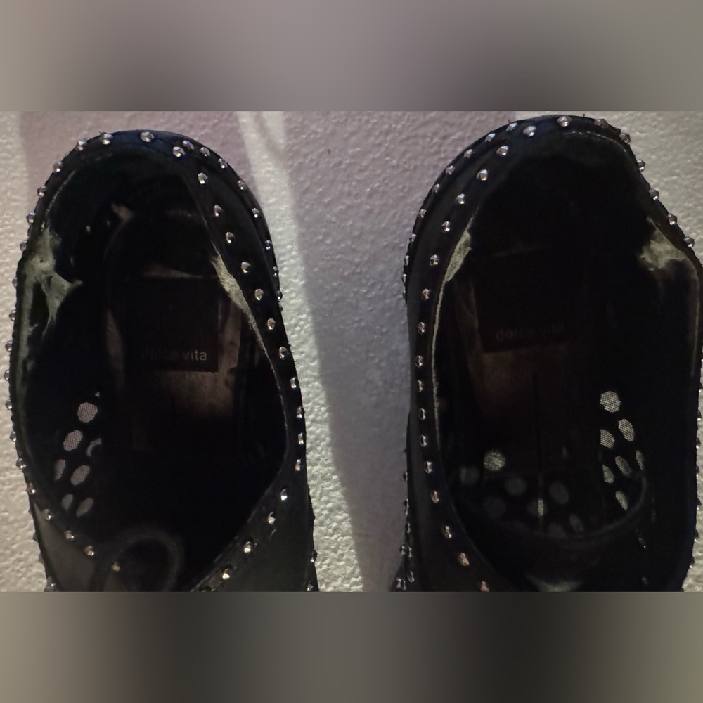 Dolce Vita Studded Black Lace-Up Wingtip Shoes in Size 6 in Fair Condition - Picture 8 of 10